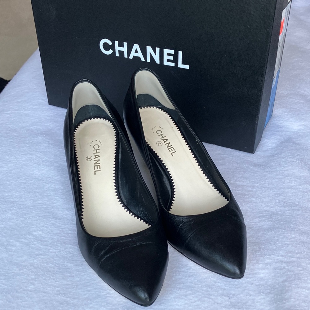CHANEL Black Pointed-Toe Leather Pumps